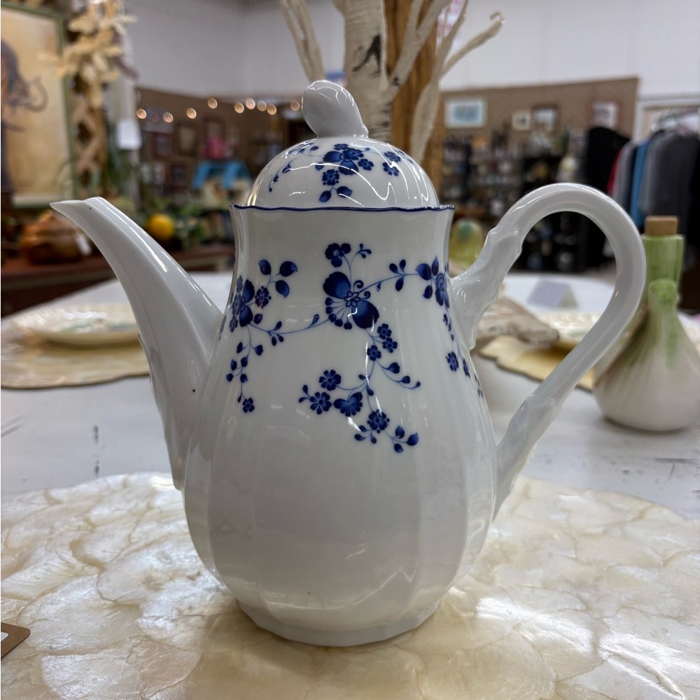 Beautiful, retired, Vintage Noritake Teapot. In mint condition!